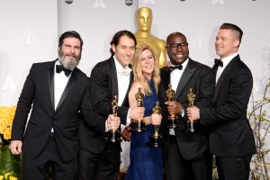 Productores de "12 years a slave" celebran el Oscar como mejor película. La película fue hecha por la productora de Brad Pitt (quien aparece al lado del director Steve McQueen en la foto)